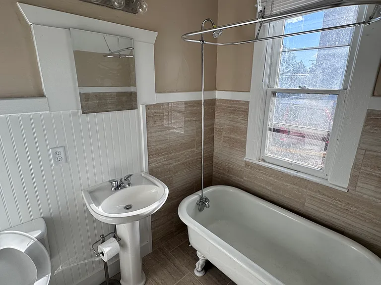 204 W 15th St — Photo 6