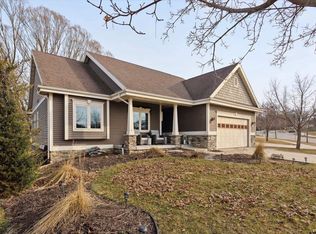 18 Oak Ridge Trl, Deerfield, WI 53531