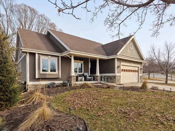 18 Oak Ridge Trail, Deerfield, WI 53531