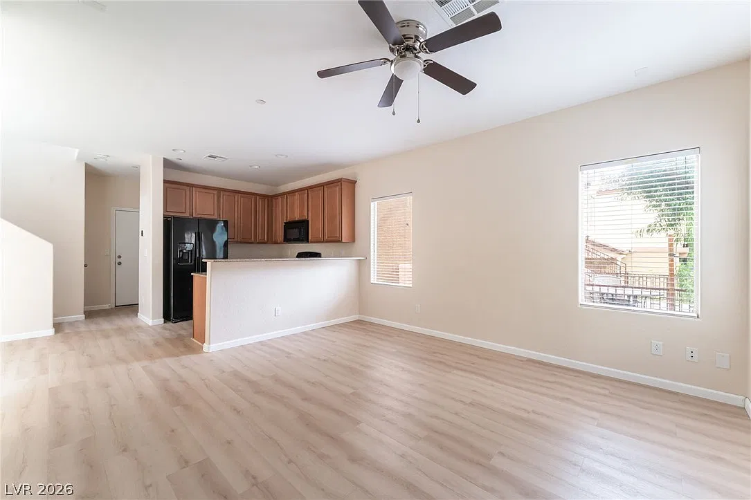 3 bed, 2.5 bath, 1503 sqft, $1,900 — Photo 3