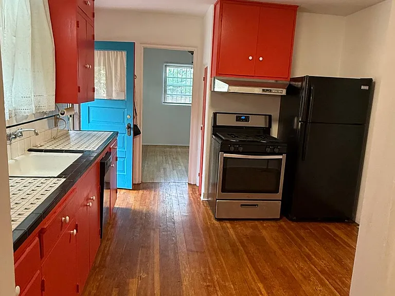 303 Girard Blvd SE #B — Photo 1