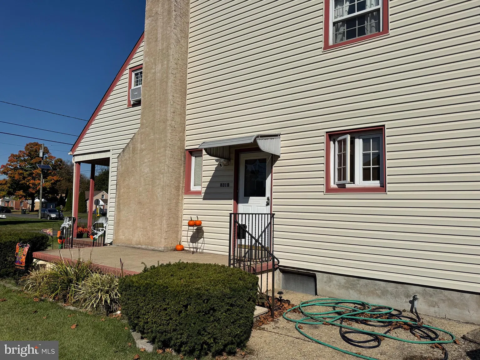 2 bed, 1.0 bath, 2702 sqft, $2,050 — Photo 1