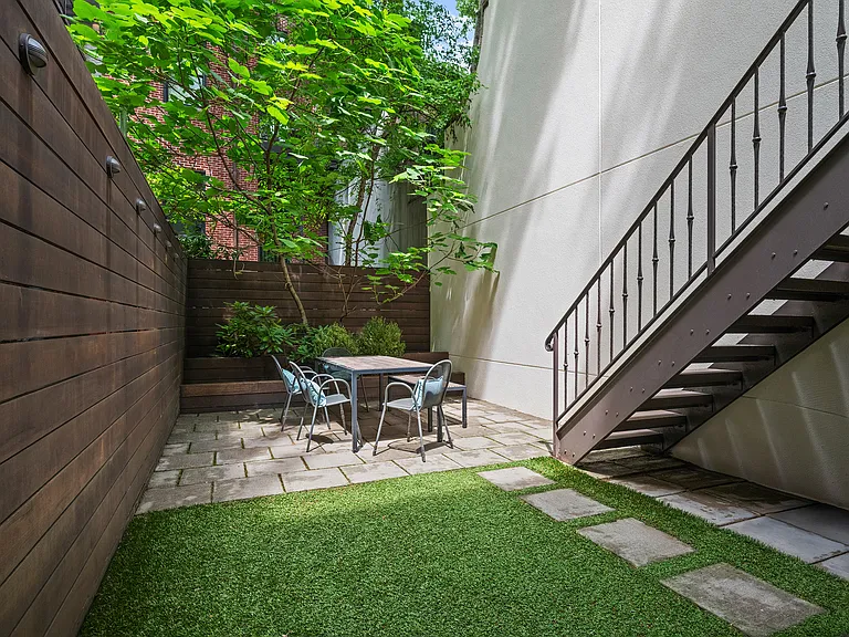 225 E 48th St #TOWNHOUSE — Photo 9
