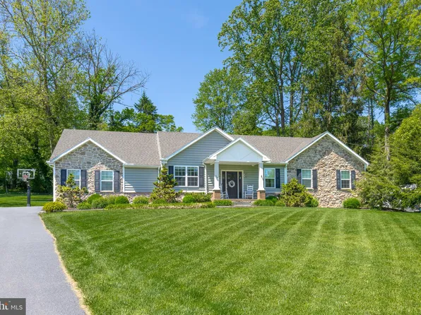 24 Red Bud Dr, Millersville, PA 17551
