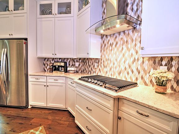 4th image of 60 Glenneyre Cir