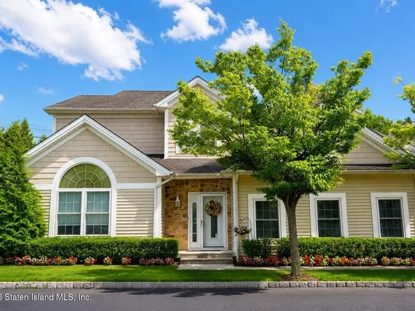 55 Topside Ln, Staten Island, NY 10309