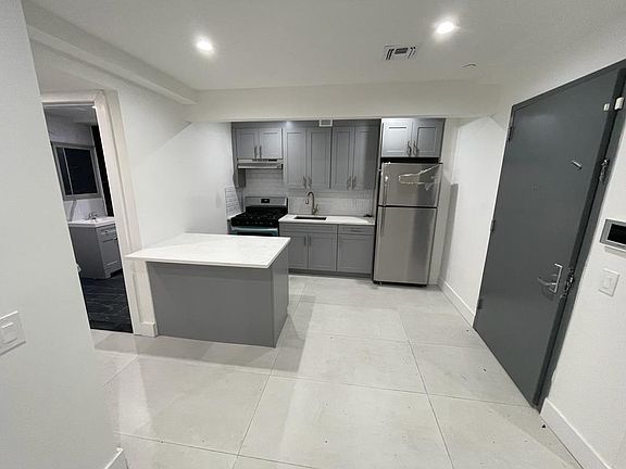 2nd image of 2692 Creston Ave #1