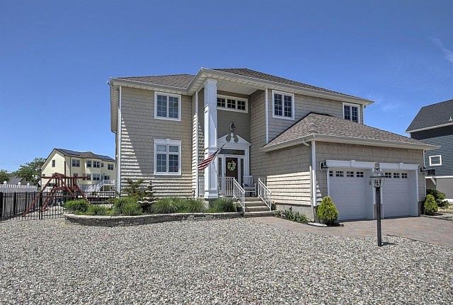 1st image of 568 Bayview Dr