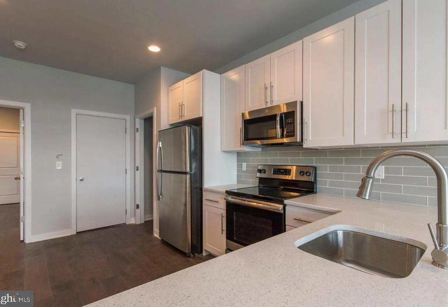 1 bed, 1.0 bath, 725 sqft, $1,895 — Photo 2