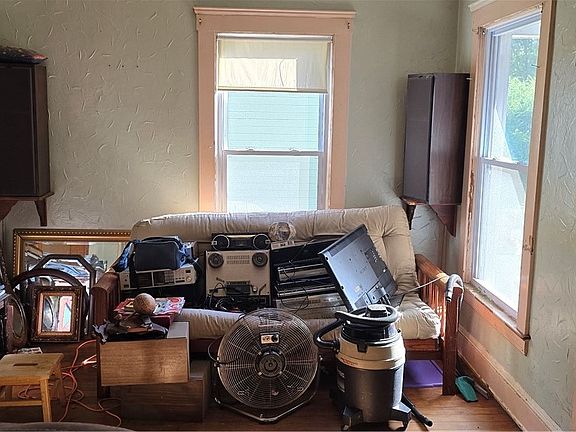 3rd image of 9917 Foster Ave