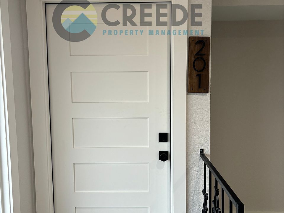 Upstairs 2 bedroom, 1 bath apartment with upgraded amenities.
