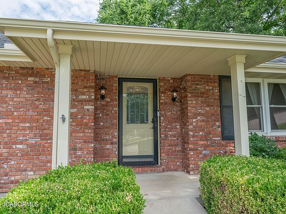 2nd image of 2208 Julie Ln