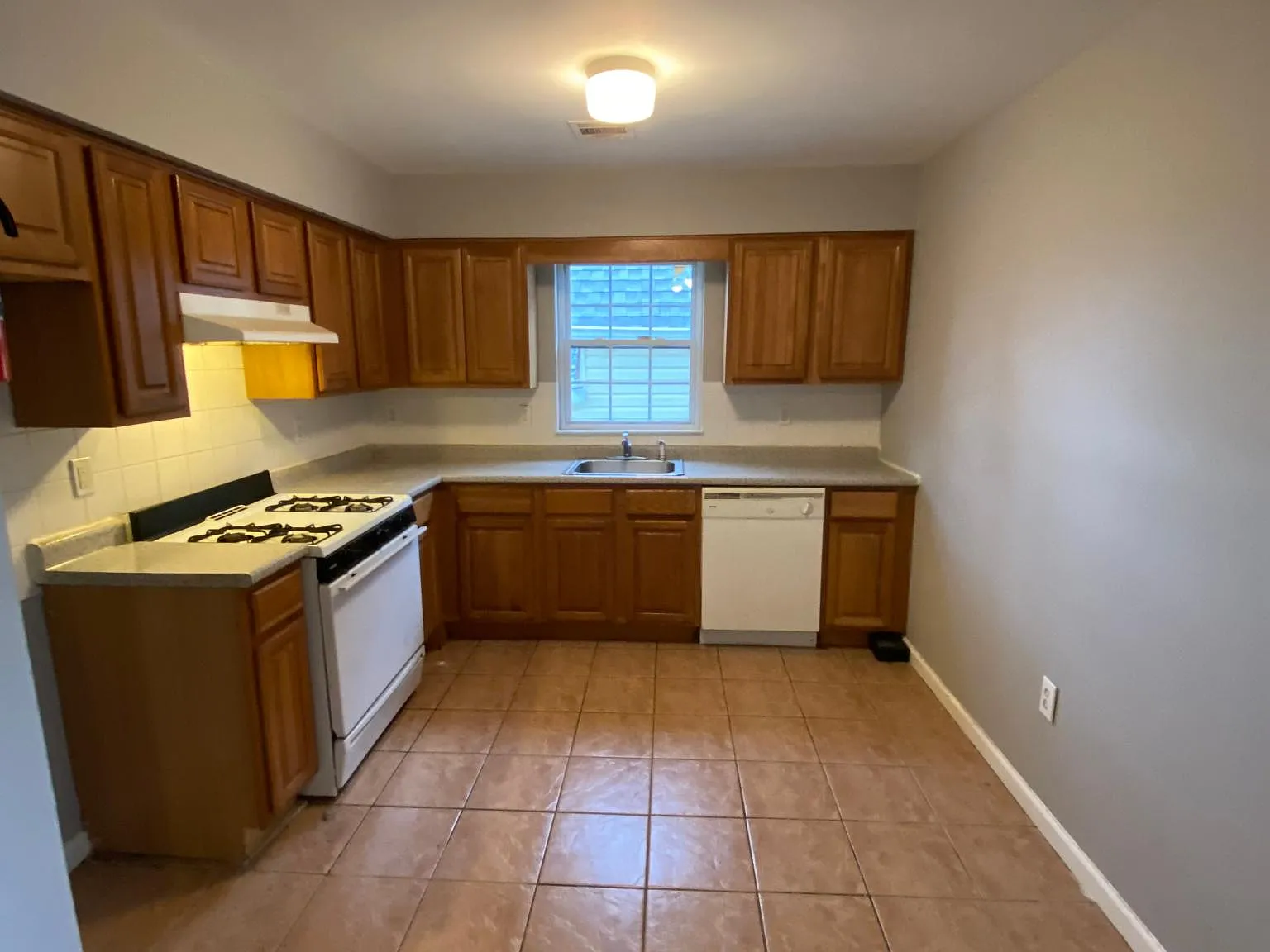 5 bed, 2.5 bath, $3,700 — Photo 1