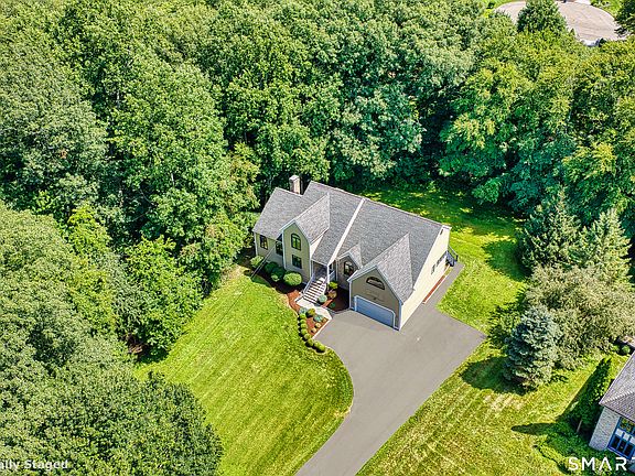 3rd image of 133 Bug Hill Road
