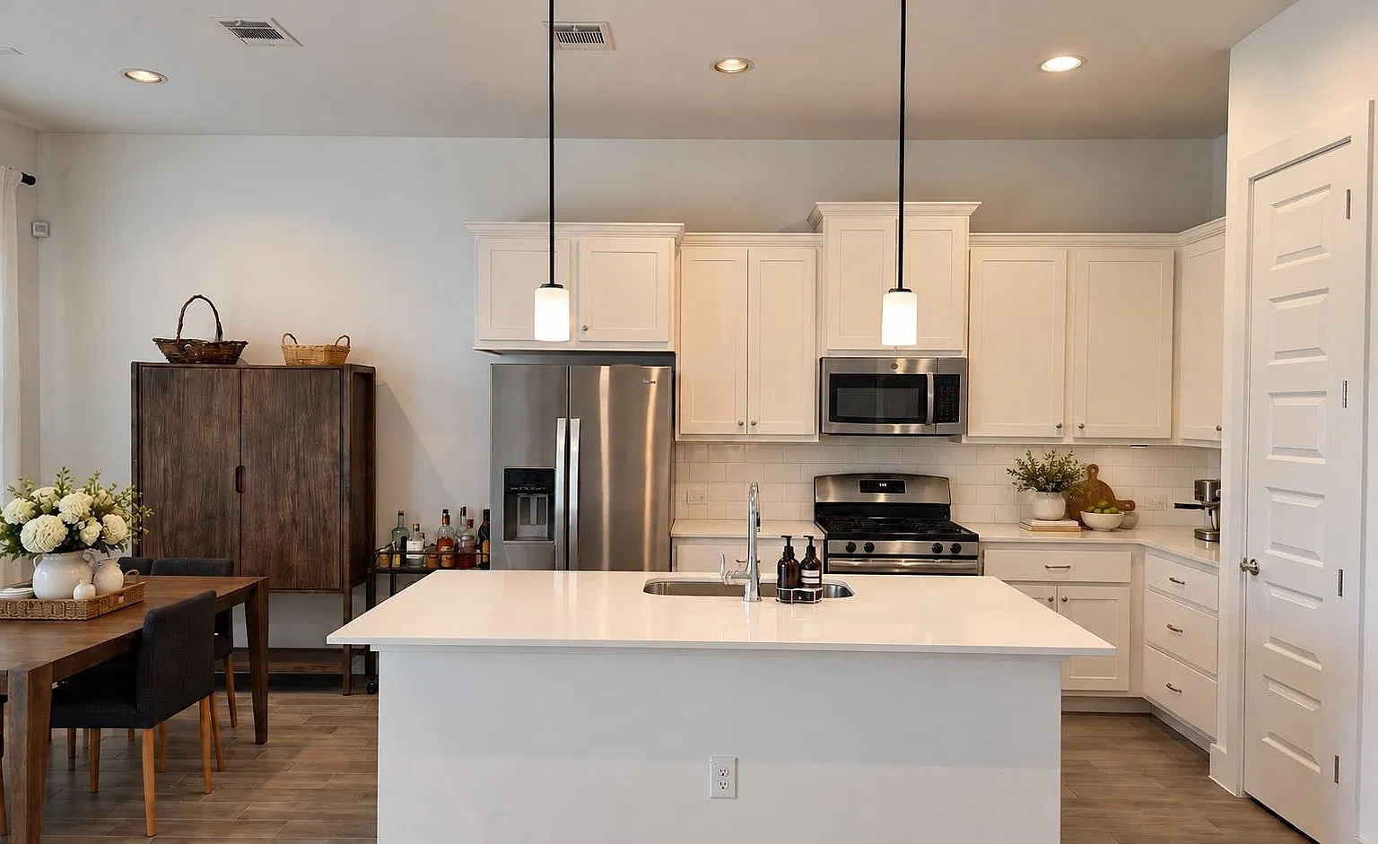 2 bed, 2.5 bath, 1551 sqft, $2,400 — Photo 3