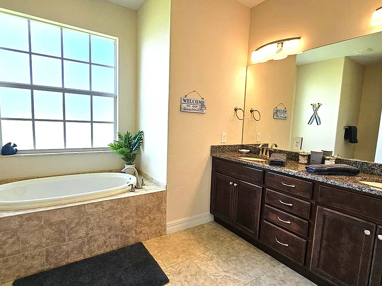 Master bath-dual sinks, large garden tub & walk in shower