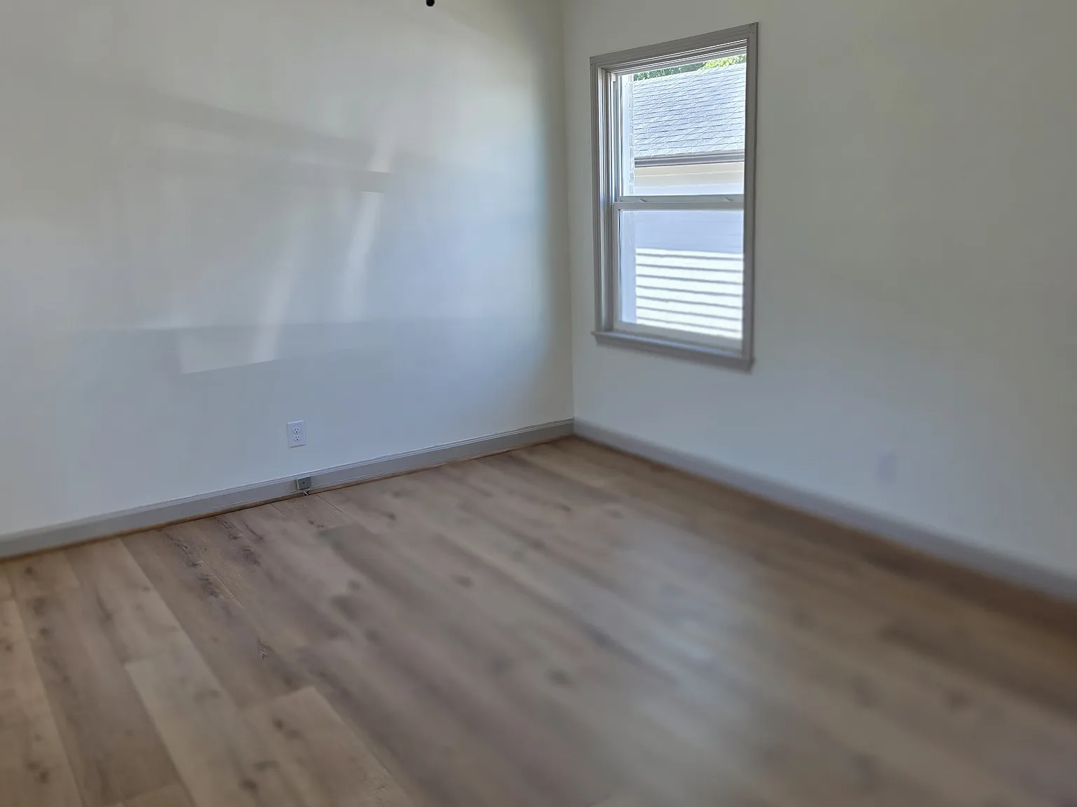 3 bed, 2.5 bath, 2002 sqft, $1,800 — Photo 2
