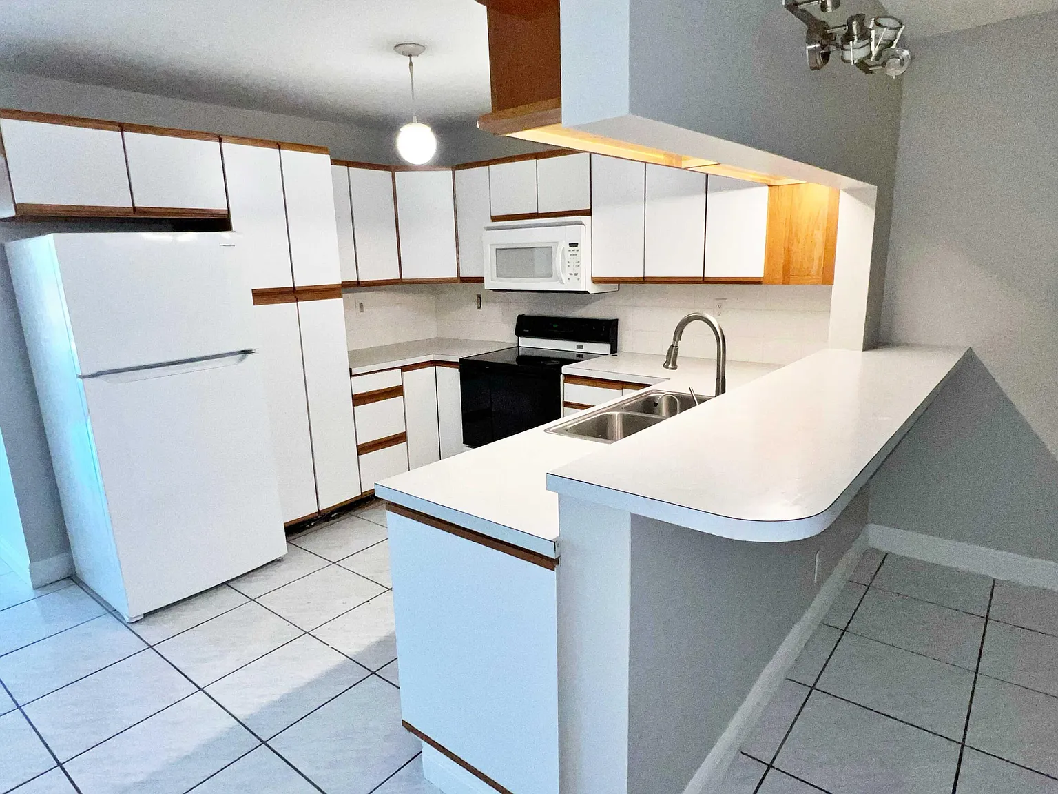 3 bed, 2.0 bath, 3156 sqft, $2,800 — Photo 3