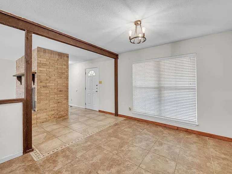 613 Manning Dr — Photo 3