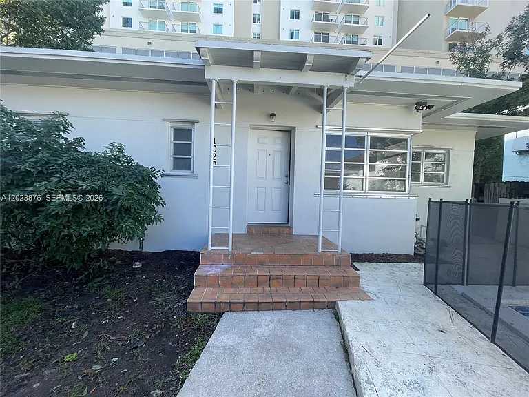1020 SW 36th Ct — Photo 5