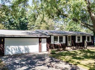 E1868 Patricia St, Waupaca, WI 54981