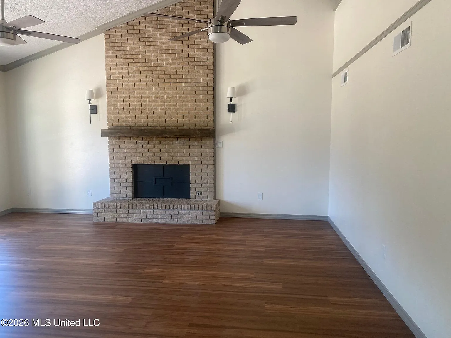 3 bed, 2.5 bath, 2400 sqft, $2,500 — Photo 4