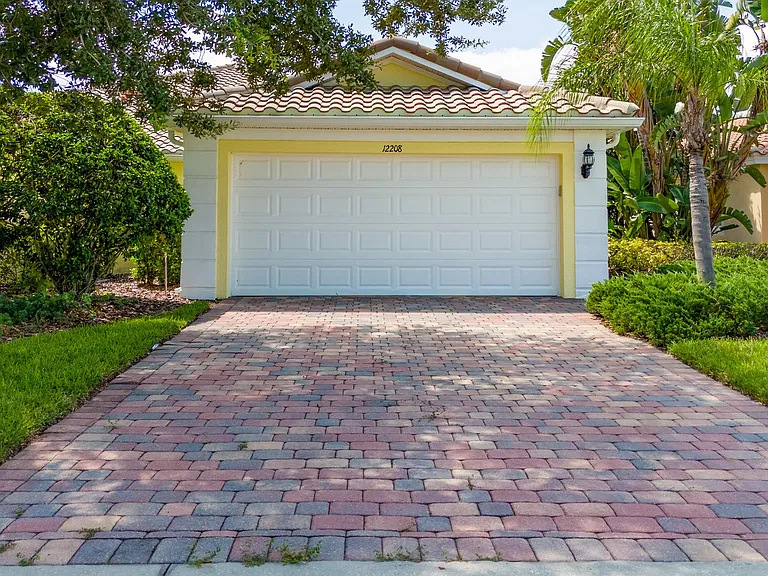 12208 Pescara Ln — Photo 2
