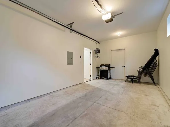 921 E Otjen St, Milwaukee, WI 53207