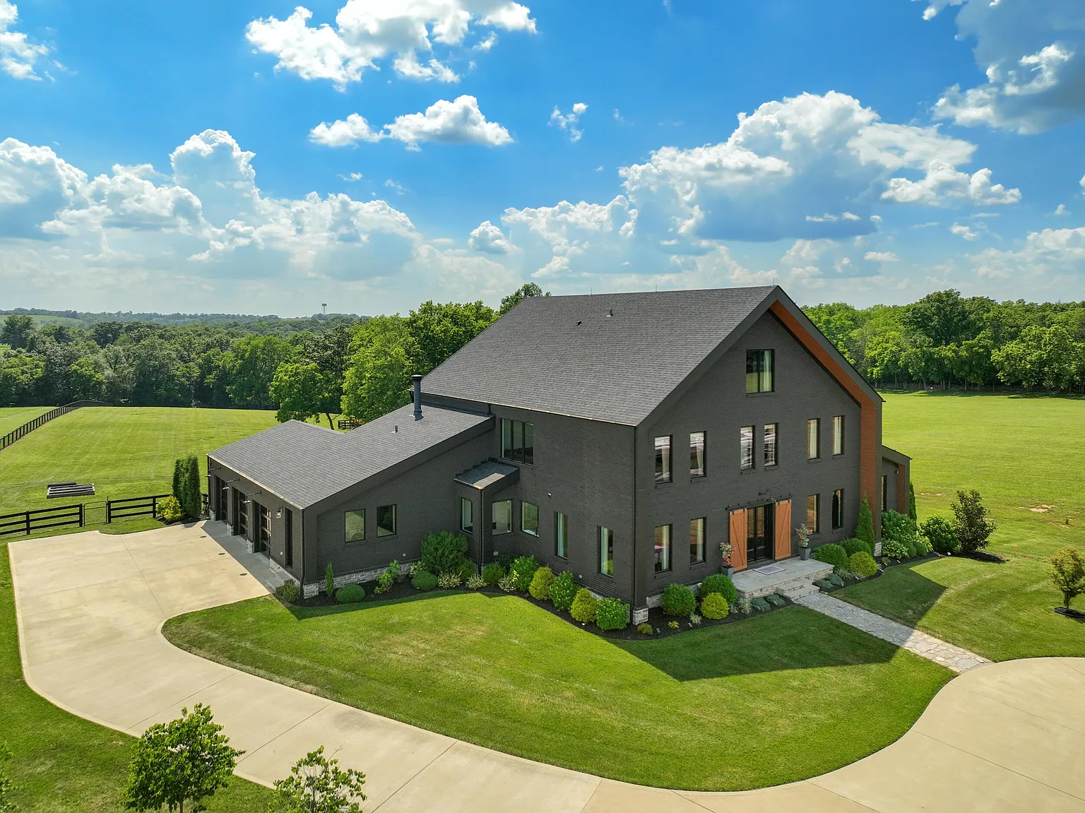 689 Sarah Blake Ln photo 1