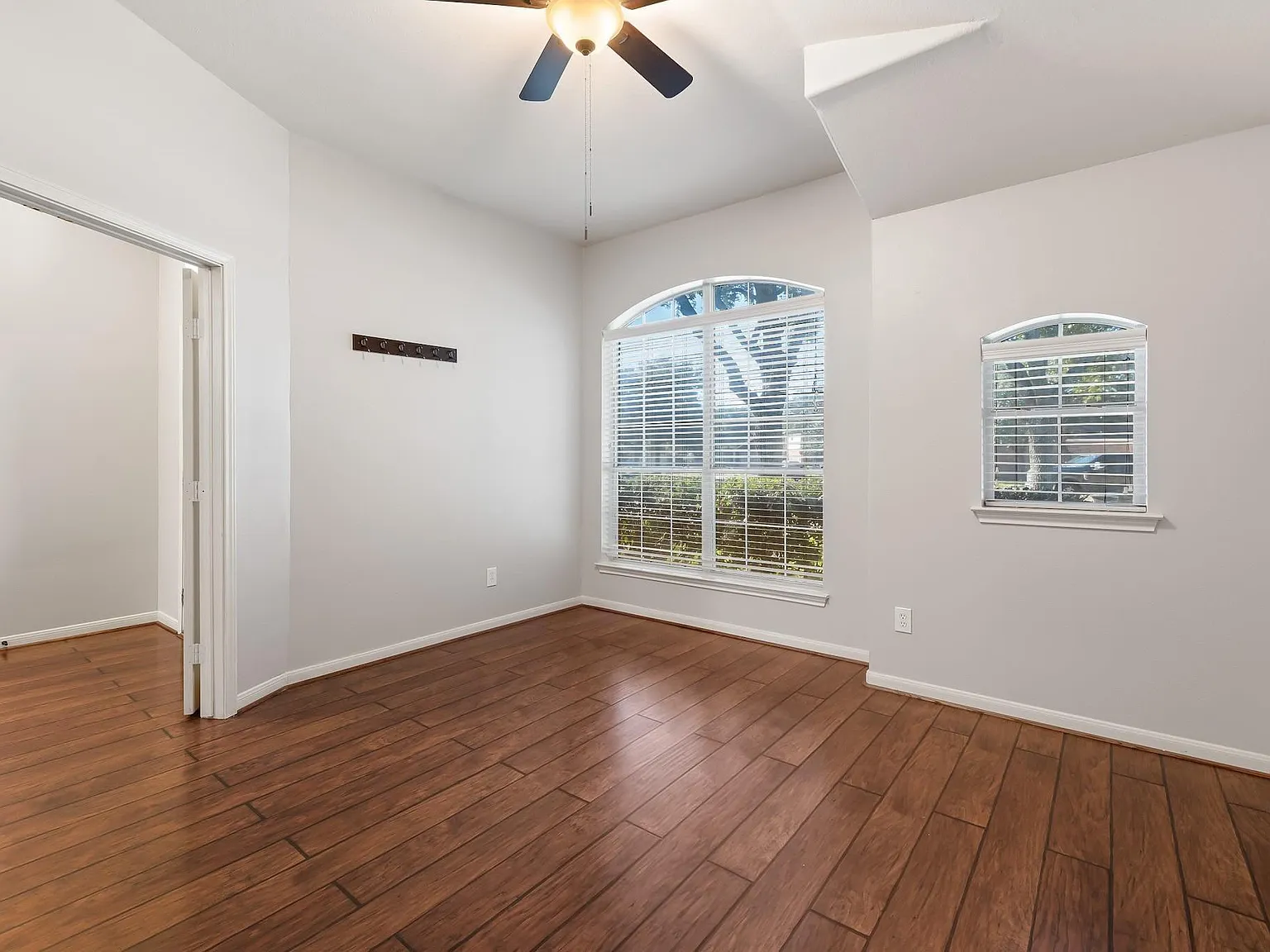 3 bed, 2.0 bath, 1913 sqft, $2,300 — Photo 4