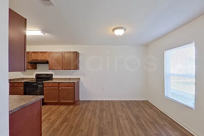 924 Sanford Ln — Photo 6