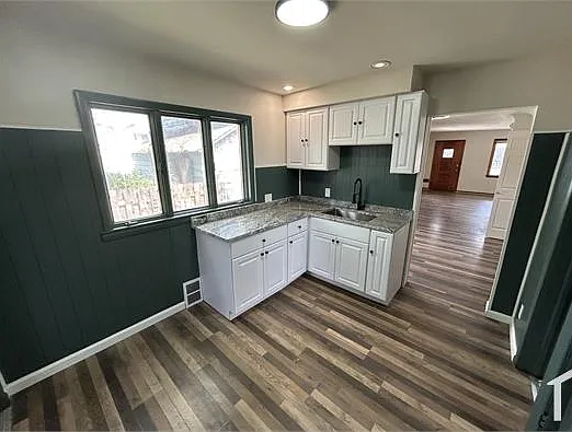 3 bed, 945 sqft, $1,412 — Photo 2