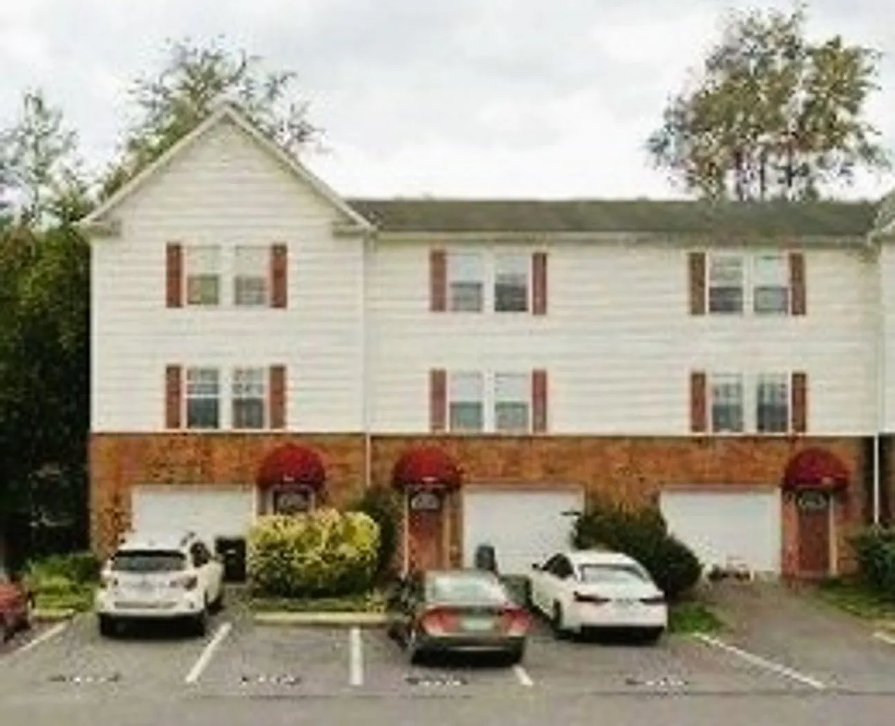 3-Level Townhouse in the City — Photo 1