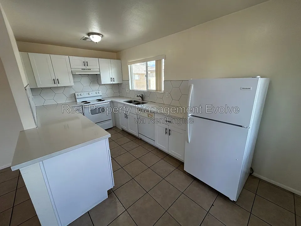 3302 W Loma Ln #4