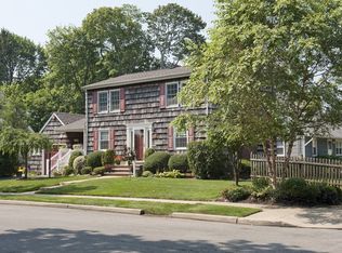 2 Columbia Pl, Merrick, NY 11566