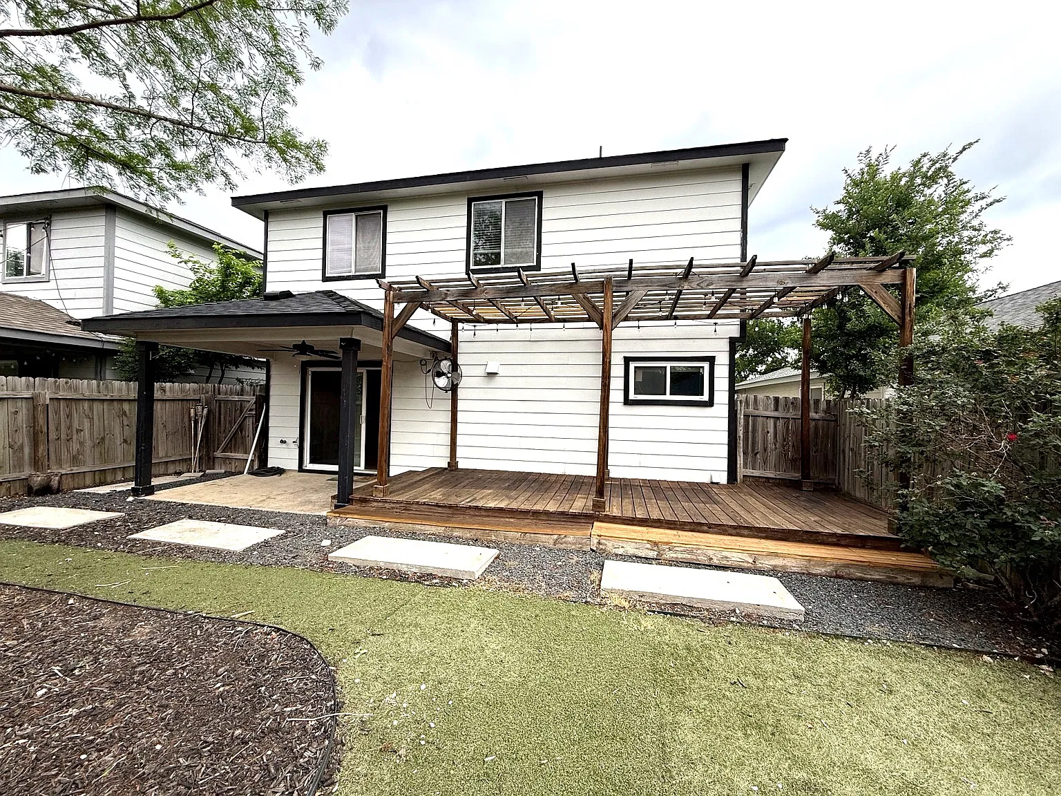 3 bed, 2.5 bath, 1856 sqft, $2,400 — Photo 2