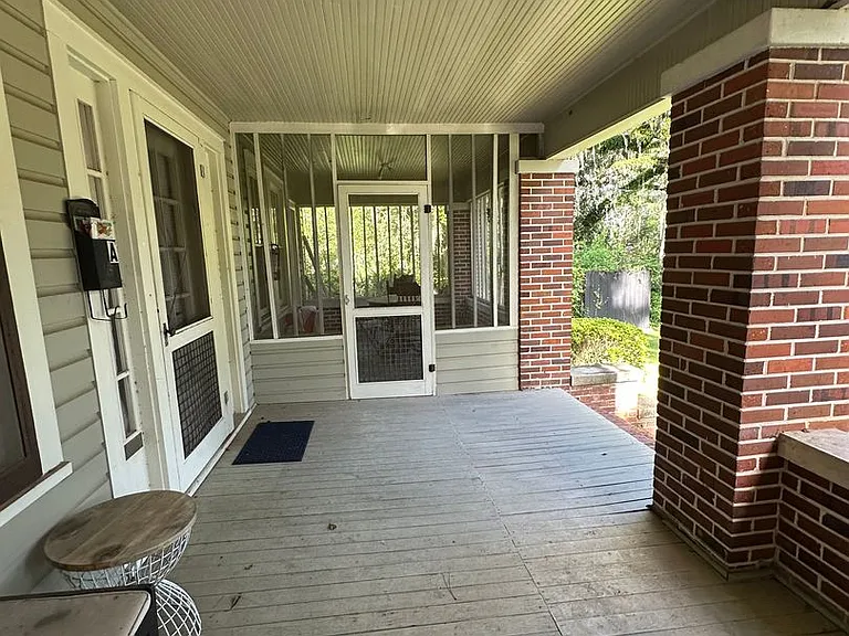Beautiful downtown quad. 1 and 2 bed units available now. Pets allowed. — Photo 27