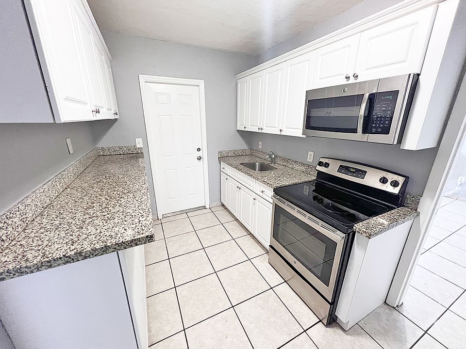 1st image of 505 SE 23rd St APT 3