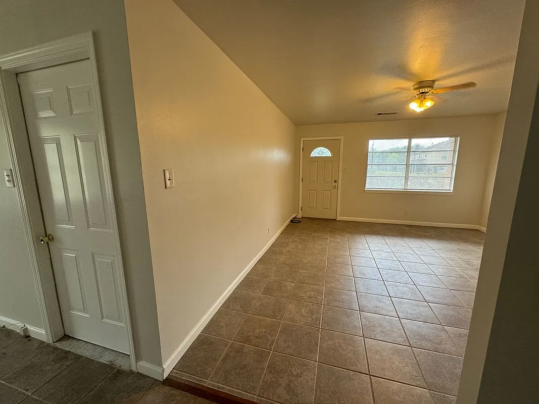 2 bed, 1.0 bath, 930 sqft, $1,395 — Photo 4