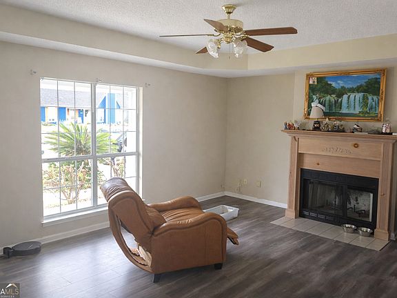 2nd image of 3877 Stratford Cir