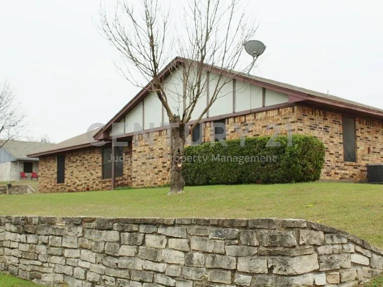 1110 Curtis Dr — Photo 2