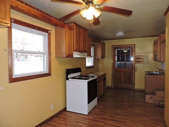 3rd image of 5 Evergreen Ln