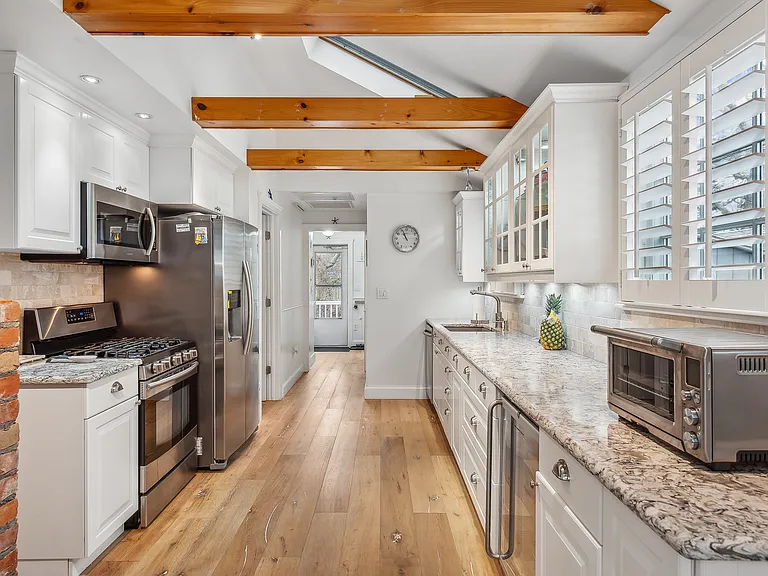 33 Bay Ave — Photo 4