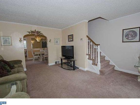 5th image of 427 Blythe Ave