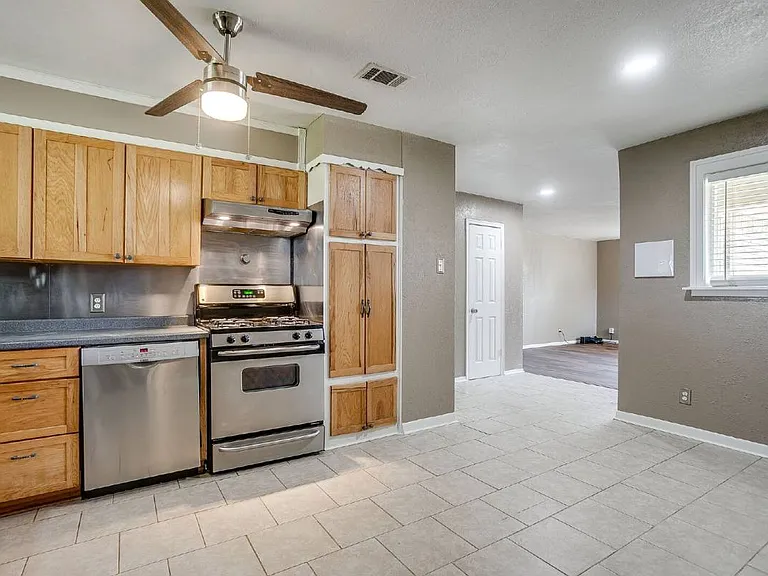 204 Mildred Ln — Photo 8