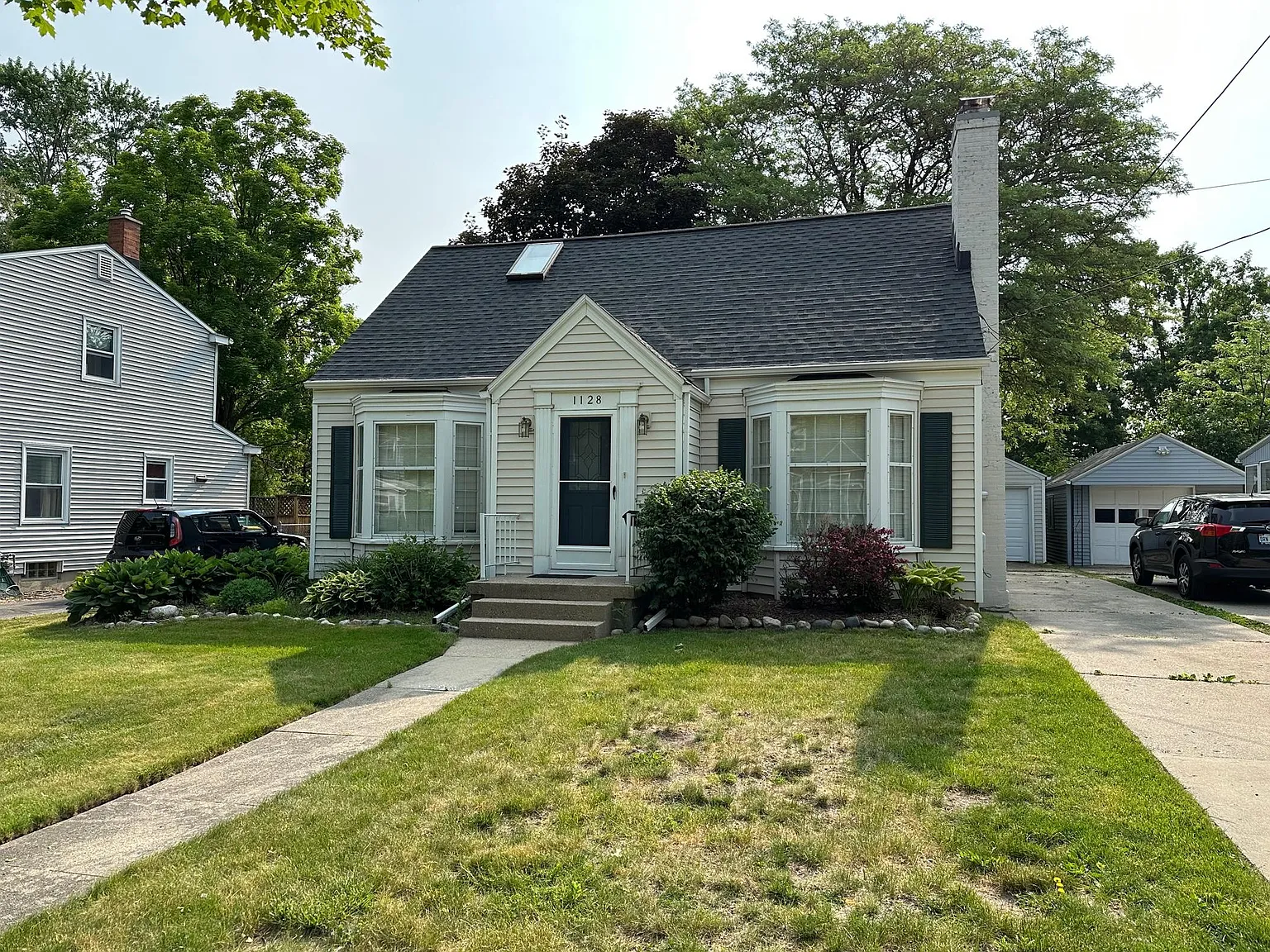 1128 Lakeside Dr SE photo 1