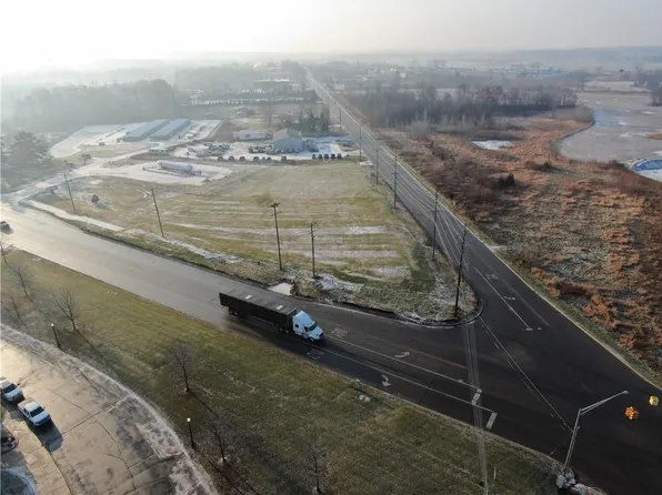 W Grand River Ave, Howell, MI 48855