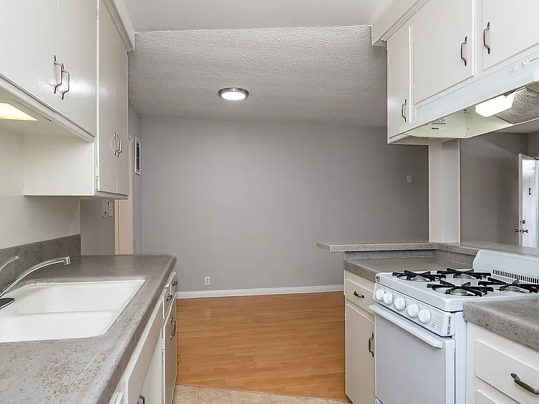 1066 Spazier Ave — Photo 10