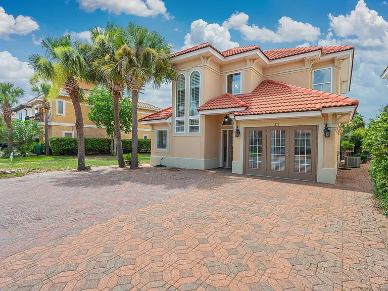 272 Calusa Blvd — Photo 3