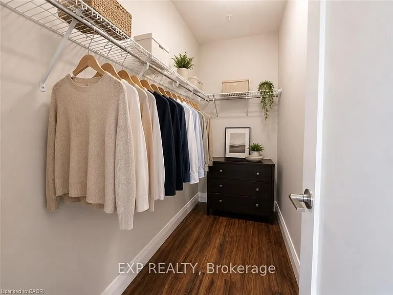 118 King St E #718 — Photo 26